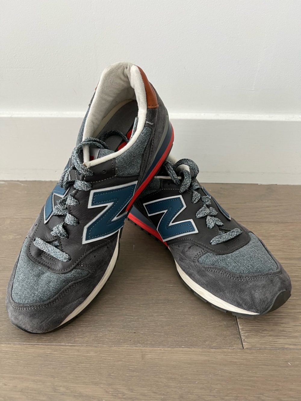 New Balance Men’s Gray Sneakers with Blue 'N' and Red Trim